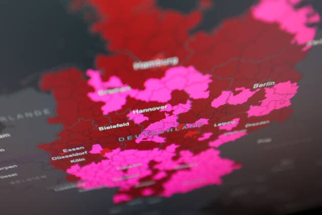 Dashboard des RKI, die 7-Tage-Inzidenz liegt nun bei 466,0 7-Tage-Inzidenz, Dashboard des RKI auf einem Monitor am 30.09.2022 in Siegen Deutschland.