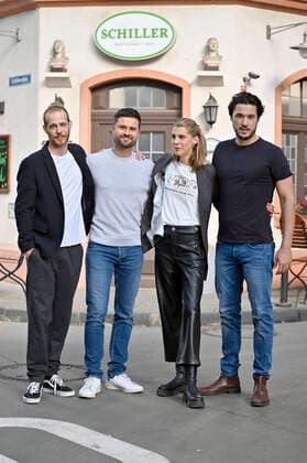 Entertainment Themen der Woche KW39 Entertainment Bilder des Tages Patrick Müller, Milos Vukovic, Bettine Langehein und Alexander Milo beim Fototermin am Set der RTL TV-Serie Unter uns in den MMC-Studios in Ossendorf. Köln, 29.09.2022 *** Patrick Müller, Milos Vukovic, Bettine Langehein and Alexander Milo at the photo shoot on the set of the RTL TV series Unter uns at the MMC Studios in Ossendorf Cologne, 29 09 2022 Foto:xD.xAnoraganingrumx xFuturexImage