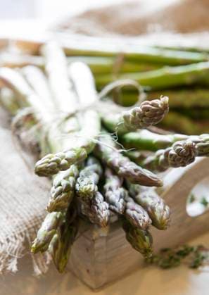 Freshly picked asparagus on a rustic tray Copyright: xCraigxHolmesx 25ch1012-194