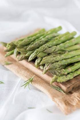 Asparagus spears on a chopping board. Copyright: xCraigxHolmesx 30ch0415-536
