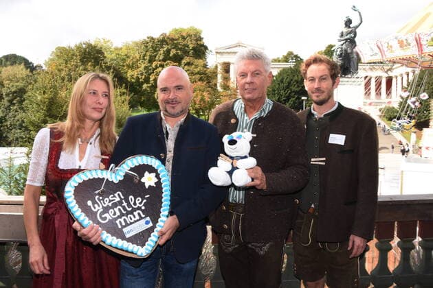 News Themen der Woche KW39 News Bilder des Tages Katrin Bahr Condrobs Vorstand Geschaeftsfuehrerin Werner Woerlen Gentleman-Preistreager Dieter Reiter Oberbuergergemeister Stefan Murr Schauspieler Muenchen 30.09.2022 Oktoberfest Wiesn-Kaefer Schaenke-Gentleman des Jahres Ehrung Muenchen *** Katrin Bahr Condrobs Board of Directors Managing Director Werner Woerlen Gentleman Award Manager Dieter Reiter Mayor Stefan Murr Actor Munich 30 09 2022 Oktoberfest Wiesn Kaefer Schaenke Gentleman of the Year Honor Munich