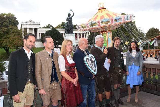 Otto Lindinger Bodos Cafe Wirt Peter Inselkammer Wiesnwirtesprecher Katrin Bahr Condrobs Vorstand Geschaeftsfuehrerin Werner Woerlen Gentleman-Preistreager Dieter Reiter Oberbuergergemeister Stefan Murr Schauspieler Calrissa Kaefer- Kaefer Schaenke Wirtin Muenchen 30.09.2022 Oktoberfest Wiesn-Kaefer Schaenke-Gentleman des Jahres Ehrung Muenchen