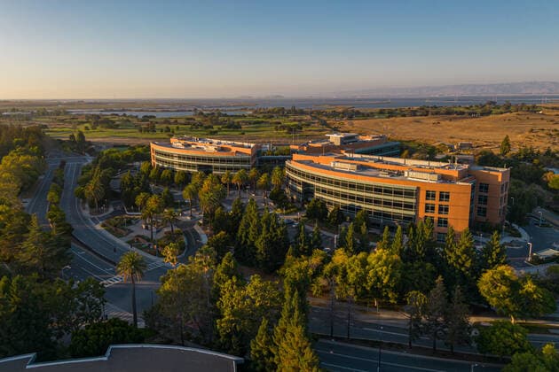 IMAGO History, 250 Jahre USA, Digitales Zeitalter: Entwicklung des Internets und Aufstieg von Silicon Valley Mountain View, CA, USA - August 29 2022: Google headquarters in Googleplex main campus in Silicon Valley Aerial view of Google headquarters in Googleplex campus in Silicon Valley Mountain View USA *** Mountain View, CA, USA 29. August 2022 Google-Zentrale im Googleplex-Hauptcampus im Silicon Valley Luftaufnahme der Google-Zentrale im Googleplex-Campus im Silicon Valley Mountain View USA Copyright: xx