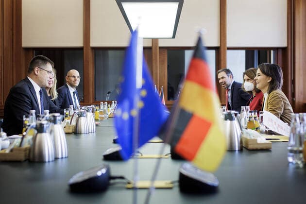 News Themen der Woche KW39 News Bilder des Tages (R-L) Annalena Baerbock, Bundesaussenministerin, trifft Janez Lenarcic, European Commissioner for Crisis Management, zum Gespraech im Auswaertigen Amt in Berlin, 30.09.2022. Berlin Deutschland *** R L Annalena Baerbock, German Foreign Minister, meets Janez Lenarcic, European Commissioner for Crisis Management, for talks at the Federal Foreign Office in Berlin, 30 09 2022 Berlin Germany Copyright: xJaninexSchmitz photothek.dex
