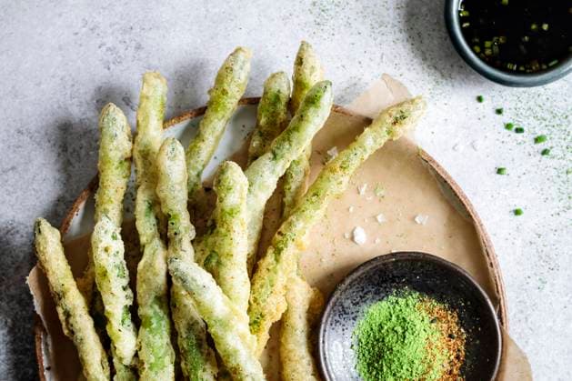 IMAGO Creative: Food, Spargel Gluten-Free Tempura Asparagus with Matcha Salt Gluten-Free Tempura Asparagus with Matcha Salt Copyright: xSarahxMenanixx SM280618-53