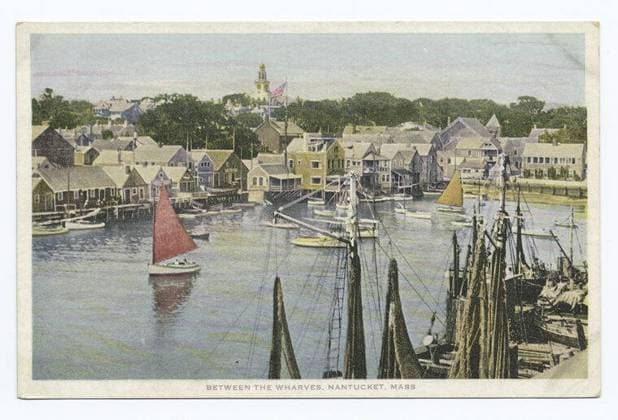 Between the Wharves, Nantucket, Mass. still image. Postcards. 1898 - 1931. The Miriam and Ira D. Wallach Division of Art, Prints and Photographs: Photography Collection. Piers & wharves , Massachusetts , Nantucket Copyright: xpiemagsx nyplsipiepostcard28092022-386 !ACHTUNG AUFNAHMEDATUM GESCHÄTZT!