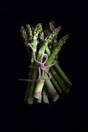 IMAGO Creative: Food, Spargel Brunch of fresh asparagus on a black background. Copyright: xVickixValex VV291019-3