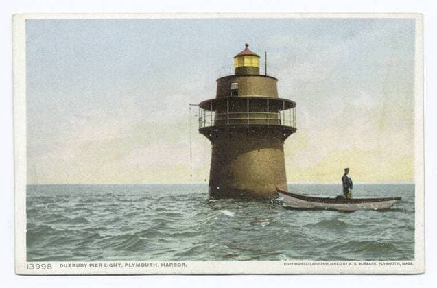 Duxbury Pier Light, Plymouth, Mass. still image. Postcards. 1898 - 1931. The Miriam and Ira D. Wallach Division of Art, Prints and Photographs: Photography Collection. Boats, Massachusetts, Lighthouses Copyright: xpiemagsx nyplsipiepostcard28092022-1560 !ACHTUNG AUFNAHMEDATUM GESCHÄTZT!