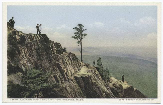 Looking South, Mt. Tom, Mass. still image. Postcards. 1898 - 1931. The Miriam and Ira D. Wallach Division of Art, Prints and Photographs: Photography Collection. Mountains, Massachusetts, People Copyright: xpiemagsx nyplsipiepostcard28092022-1613 !ACHTUNG AUFNAHMEDATUM GESCHÄTZT!