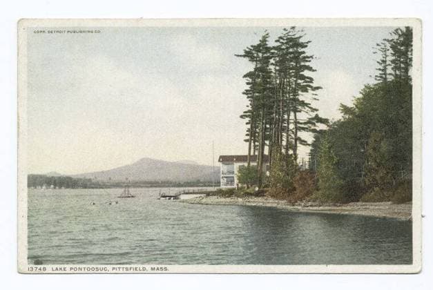 Lake Pontoosuc, Pittsfield, Mass. still image. Postcards. 1898 - 1931. The Miriam and Ira D. Wallach Division of Art, Prints and Photographs: Photography Collection. Massachusetts, Trees Copyright: xpiemagsx nyplsipiepostcard28092022-1642 !ACHTUNG AUFNAHMEDATUM GESCHÄTZT!