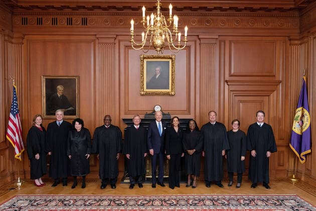 Bilder des Jahres 2022, News 09 September News Themen der Woche KW39 Supreme Court Associate Justice Ketanji Brown Jackson (4th R) stands with the rest of the Supreme Court justices, President Joe Biden and Vice President Kamala Harris, following her formal investiture ceremony at the Supreme Court in Washington, DC on Friday, September 30, 2022. 1 WAS20220930793 FredxSchilling,xSupremexCourtxof
