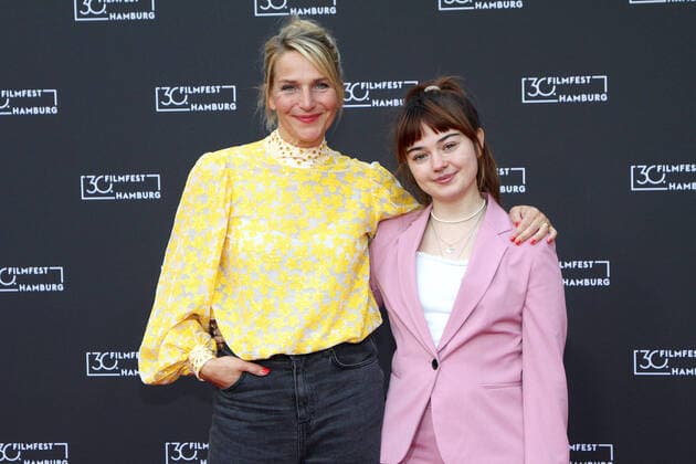 Entertainment Themen der Woche KW39 Entertainment Bilder des Tages Tanja Wedhorn und ihre junge Kollegin Ella Lee bei der Klima retten für Anfänger Kino Premiere am 30.09.2022 im Rahmen vom Filmfest Hamburg Filmfest Filmfest Hamburg 2022- Klima retten für Anfänger Kinopremiere *** Tanja Wedhorn and her young colleague Ella Lee at the Climate Save for Beginners cinema premiere on 30 09 2022 as part of Filmfest Hamburg Filmfest Hamburg 2022 Climate Save for Beginners cinema premiere 