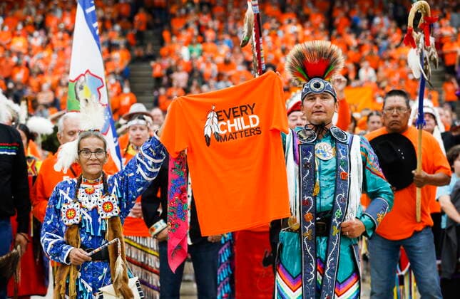 News Bilder des Tages September 30, 2022, WINNIPEG, MANITOBA, CANADA: Sherry Starr and Wab Kinew lead the grand entrance at the second annual Orange Shirt Day Survivors Walk and Pow Wow on National Day for Truth and Reconciliation in Winnipeg, Friday, September 30, 2022. WINNIPEG CANADA  - ZUMAc35_ 20220930_zaf_c35_219 Copyright: xJohnxWoodsx