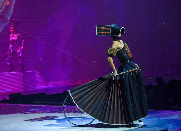 Entertainment Themen der Woche KW39 (221001) -- WELLINGTON, Oct. 1, 2022 -- A model presents a creation during the 2022 World of WearableArt (WOW) in Wellington, New Zealand, Sept. 29, 2022. The Awarding Night of 2022 WOW, a renowned international design competition, was held here on Friday. ) NEW ZEALAND-WELLINGTON-2022 WOW GuoxLei 