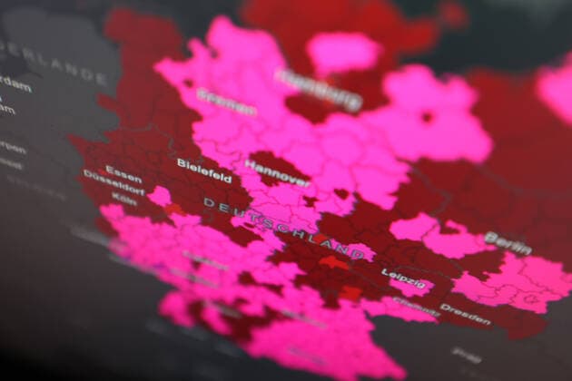 Dashboard des RKI, die 7-Tage-Inzidenz liegt nun bei 497,0 7-Tage-Inzidenz, Dashboard des RKI auf einem Monitor am 01.10.2022 in Siegen Deutschland.