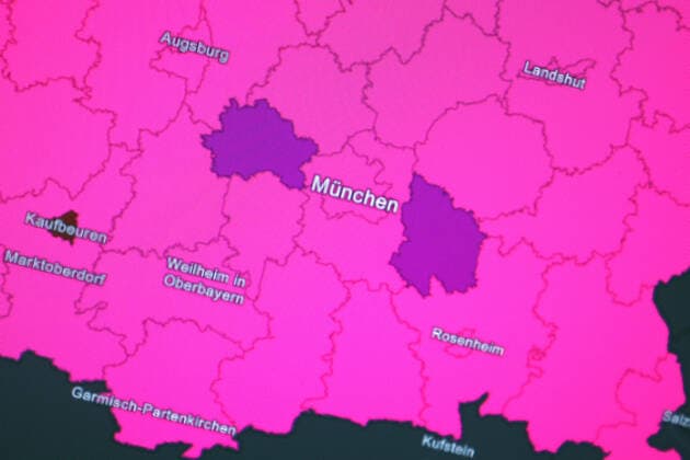Dashboard des RKI, die 7-Tage-Inzidenz liegt nun bei 497,0 7-Tage-Inzidenz, Dashboard des RKI auf einem Monitor am 01.10.2022 in Siegen Deutschland.