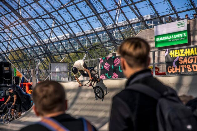 Die Modell Hobby Spiel 2022 hat auf dem Leipziger Messegelände begonnen. An drei Tagen dreht sich in den Hallen der Neuen Messe Leipzig alles um Modellbau, Brettspiel, Spielwaren, Basteln und Sport. Es werden 100000 Besucher erwartet. Hier ein BMX Fahrer auf einer Halfpipe