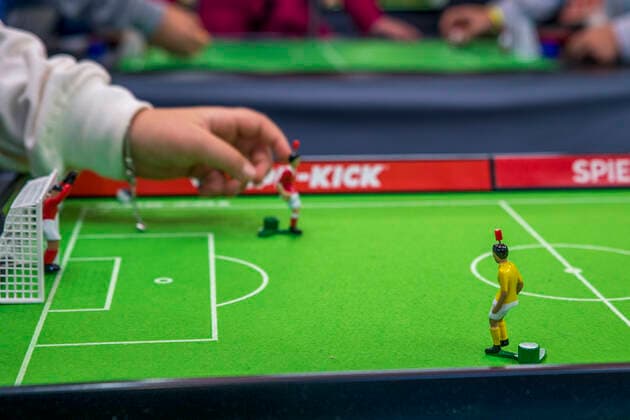 Die Modell Hobby Spiel 2022 hat auf dem Leipziger Messegelände begonnen. An drei Tagen dreht sich in den Hallen der Neuen Messe Leipzig alles um Modellbau, Brettspiel, Spielwaren, Basteln und Sport. Es werden 100000 Besucher erwartet. Hier das beliebte Fußballbrettspiel Tip Kick