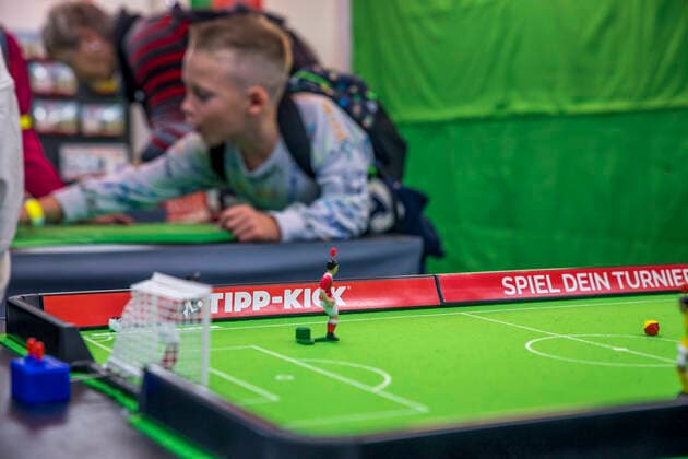 Die Modell Hobby Spiel 2022 hat auf dem Leipziger Messegelände begonnen. An drei Tagen dreht sich in den Hallen der Neuen Messe Leipzig alles um Modellbau, Brettspiel, Spielwaren, Basteln und Sport. Es werden 100000 Besucher erwartet. Hier das beliebte Fußballbrettspiel Tip Kick