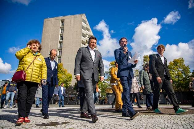 Julia Pankratyeva von Impuls e.V. (L), Bausenator Andreas Geisel (C), Thorsten Vorberg-Begrich vom Quartiersmanagent Gropiusstadt Nord (2R) und Bezirksstadtrat Jochen Biedermann (R) laufen am Bat-Yam-Platz - Presserundgang mit Bausenator Andreas Geisel in der Gropiusstadt in Neukoelln in Berlin am 21 September 2022. Bausenator Andreas Geisel in der Gropiusstadt *** Julia Pankratyeva of Impuls e V L , Building Senator Andreas Geisel C , Thorsten Vorberg Begrich of the Neighborhood Manager Gropiusstadt North 2R and District Councillor Jochen Biedermann R walk on Bat Yam Square Press tour with Building Senator Andreas Geisel in Gropiusstadt in Neukoelln in Berlin on 21 September 2022 Building Senator Andreas Geisel in Gropiusstadt