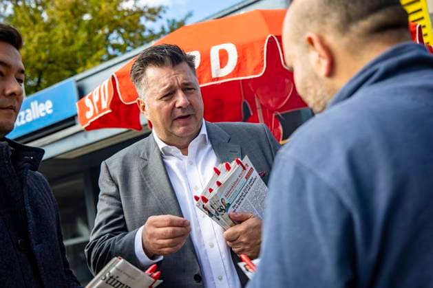Bausenator Andreas Geisel (C) spricht mit einem Einwohner - Presserundgang mit Bausenator Andreas Geisel in der Gropiusstadt in Neukoelln in Berlin am 21 September 2022. Bausenator Andreas Geisel in der Gropiusstadt *** Building Senator Andreas Geisel C talks to a resident Press tour with Building Senator Andreas Geisel in the Gropiusstadt in Neukoelln in Berlin on 21 September 2022 Building Senator Andreas Geisel in Gropiusstadt