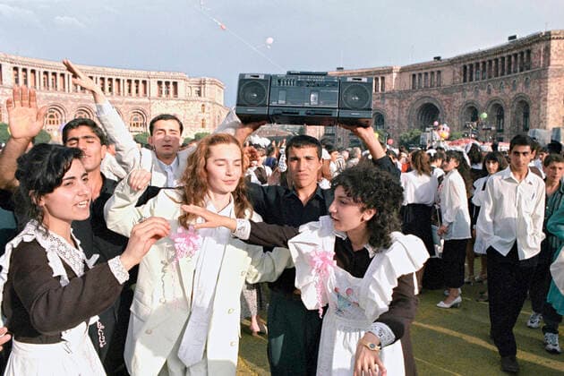 Independence Day on Yerevan s main square 699963 21.09.2001 Celebrating the Independence Day on Yerevan s main square Ruben Mangasaryan Sputnik Yerevan Armenia  Copyright: xRubenxMangasaryanx