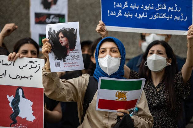 Demonstrators Protest Against Death Of Mahsa Amini In South Korea Members of the Iranian community in Seoul shout slogans outside the Embassy of the Islamic Republic of Iran during a rally to defend women s rights in Iran on October 1st, 2022, in Seoul, South Korea. During the protest, they have demanded Iran police investigation into the death of Mahsa Amini. The 22-year-old Kurdish woman died on September 16 as a result of a heart attack and coma she suffered in a police station in the country. Amini was detained by the Morality Police for not wearing her veil properly and was taken to a police station to attend one hour of re-education . The death of the young woman has triggered protests. Seoul South Korea  Copyright: xChrisxJungx originalFilename: jung-demonstr221001_np2qt.jpg