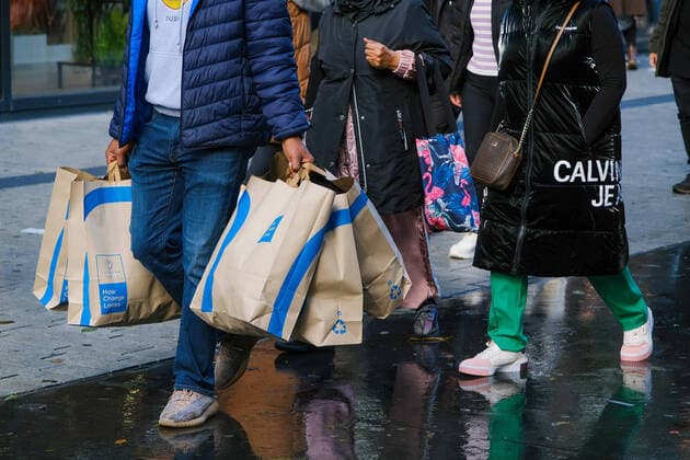 Düsseldorf 01.10.2022 Calvin Klein Jeans Primark Schadowstrasse Einkaufsstrasse Einkaufsstraße Inflation Shoppingmeile Einkaufsmeile Einkaufen Einzelhandel Corona-Inzidenz Inzidenzwert Fussgängerzone Einkaufsbummel Einkaufstasche Einkaufstraße Einkaufstrasse Modemeile Menschenmasse Menschenmenge keine Maskenpflicht mehr FFP2-Maske OP-Maske Schutzmasken Düsseldorf Nordrhein-Westfalen Deutschland *** Düsseldorf 01 10 2022 Calvin Klein Jeans Primark Schadowstrasse shopping street shopping street inflation shopping mile shopping mile shopping retail corona incidence incidence value pedestrian zone shopping stroll shopping street shopping street fashion mile crowd crowd no more mask obligation FFP2 mask OP mask protective masks Düsseldorf