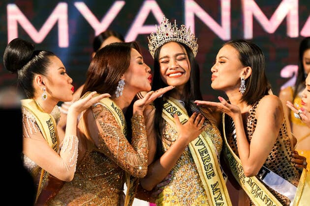 Bilder des Jahres 2022, Entertainment 10 Oktober Entertainment Themen der Woche KW39 Entertainment Bilder des Tages Myanmar, Miss-Wahl (221002) -- YANGON, Oct. 2, 2022 -- Zar Li Moe (C), after winning the crown of Miss Universe Myanmar 2022, poses with other beauty contestants in Yangon, Myanmar, Oct. 1, 2022. A total of 14 beauty contestants participated in the Miss Universe Myanmar 2022 finale in Yangon on Saturday. (Photo by Xinhua) MYANMAR-YANGON-MISS UNIVERSE MYANMAR 2022 MyoxKyawxSoe 