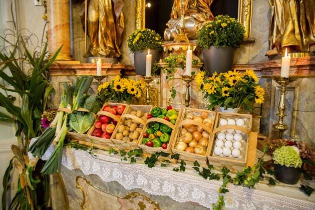 Bamberg, Deutschland 01. Oktober 2022: Themenbilder - Symbolbilder - Erntedank - 2022 In einer Kirche sind die Vorbereitungen für das Erntedankfest für den Erntedanksonntag vorbereitet, es liegen viele Sorten an Obst und Gemüse vor dem Altar bereit. Bayern *** Bamberg, Germany 01 October 2022 Topic Images Symbol Images Thanksgiving 2022 In a church, preparations for the Thanksgiving feast are ready for Thanksgiving Sunday, there are many varieties of fruits and vegetables in front of the altar Bayern Copyright: xFotostandx xK.xSchmittx