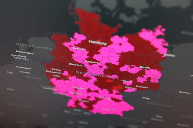 Dashboard des RKI, die 7-Tage-Inzidenz liegt nun bei 480,8 7-Tage-Inzidenz, Dashboard des RKI auf einem Monitor am 02.10.2022 in Siegen Deutschland.