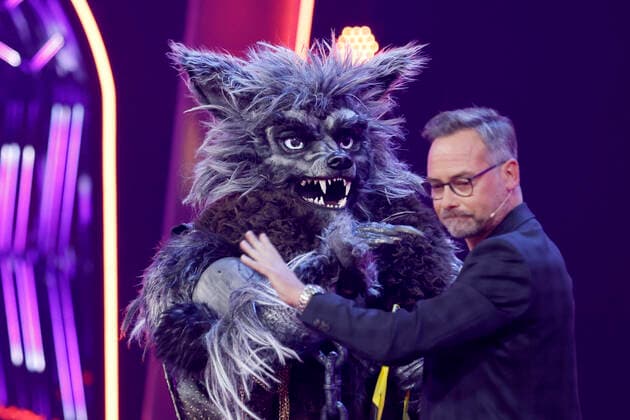 Bilder des Jahres 2022, Entertainment 10 Oktober Entertainment Themen der Woche KW39 Moderator Matthias Opdenhövel neben dem Kostüm Der Werwolf in der 1. Live Show der 7. Staffel The Masked Singer 2022 in den MMC Studios Köln-Ossendorf. Köln, 01.10.2022 NRW Deutschland *** Host Matthias Opdenhövel next to the costume The Werewolf in the 1 live show of the 7 season The Masked Singer 2022 at MMC Studios Cologne Ossendorf Cologne, 01 10 2022 NRW Germany Copyright: xChristophxHardtx
