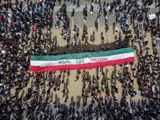 October 1, 2022, San Francisco, California, United States: (Editors note image taken by a drone) .People rally outside the city hall of San Francisco with a large banner tat says Woman, Life, Freedom . After the death of Iranian girl Mahsa Amini, protests and rallies to support Iranian have happened across the entire world. In San Francisco, thousands of people rally and march on the street with photos of Mahsa Amini, banners, placards and the flag of Iran. People who join the rally think everyone should support the Iranian and they yell Woman,Life, Freedom during the rally. San Francisco United States - ZUMAs197 20221001_zaa_s197_396 Copyright: xMichaelxHoxWaixLeex