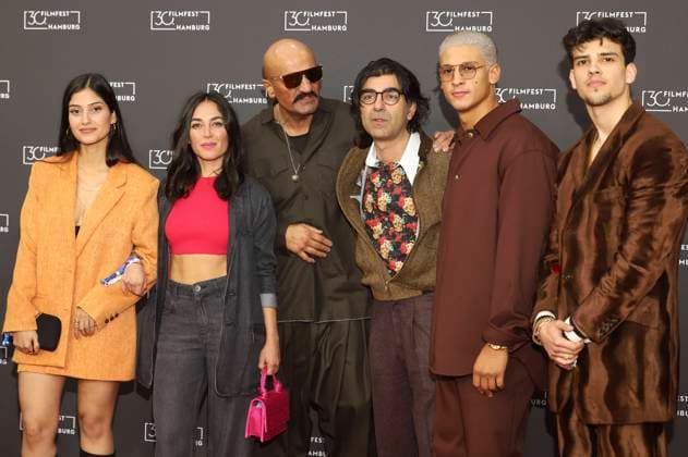 Entertainment Themen der Woche KW39 Sogol Faghani, Mona Pirzad, Xatar Giwar Hajabi, Fatih Akin, Emilio Sakraya und Ilyes Raoul Moutaoukkil bei der Premiere des Kinofilms Rheingold auf dem 30. Filmfest Hamburg 2022 im Cinemaxx Dammtor. Hamburg, 01.10.2022 *** Sogol Faghani, Mona Pirzad, Xatar Giwar Hajabi, Fatih Akin, Emilio Sakraya and Ilyes Raoul Moutaoukkil at the premiere of the feature film Rheingold at 30 Filmfest Hamburg 2022 at Cinemaxx Dammtor Hamburg, 01 10 2022. Foto:xgbrcix xFuturexImage