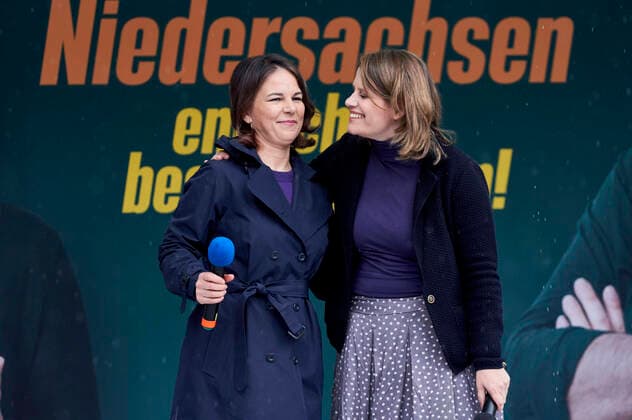 News Themen der Woche KW39 News Bilder des Tages Annalena Baerbock und Julia Willie Hamburg bei einer Landtagswahlkampfveranstaltung von Bündnis 90 Die Grünen Am Küchengarten. Hannover, 02.10.2022 *** Annalena Baerbock and Julia Willie Hamburg at a state election campaign event of Bündnis 90 Die Grünen Am Küchengarten Hanover, 02 10 2022 Foto:xU.xStammx xFuturexImage