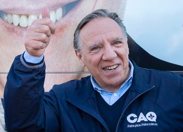 October 2, 2022, Magog, PQ, Canada: Coalition Avenir Quebec Leader Francois Legault gives thumbs up during an election campaign stop at a market in Magog, Que., Sunday, October 2, 2022. Quebecers will go to the polls on Monday. Magog Canada  - ZUMAc35_ 20221002_zaf_c35_006 Copyright: xGrahamxHughesx