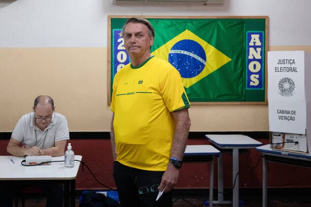 News Themen der Woche KW39 (221002) -- RIO DE JANEIRO, Oct. 2, 2022 -- Brazilian President Jair Bolsonaro casts his vote at a polling station in Rio de Janeiro, Brazil, Oct. 2, 2022. ) BRAZIL-GENERAL ELECTIONS WangxTiancong 