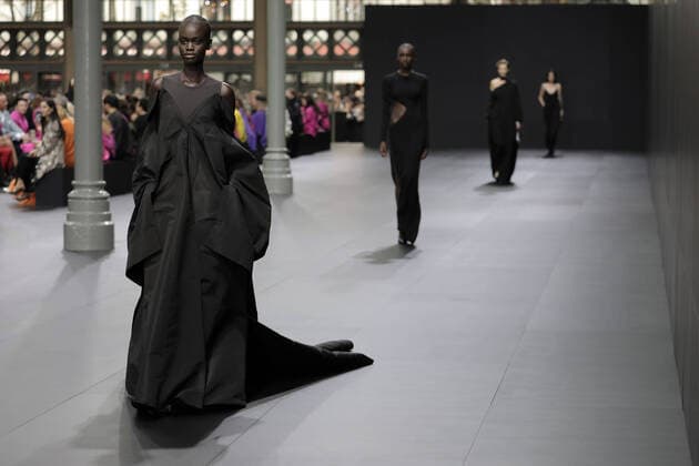 Bilder des Jahres 2022, Entertainment 10 Oktober Entertainment Themen der Woche KW39 Entertainment Bilder des Tages A model takes to the catwalk during Valentino s show as part of the Spring Summer 2023 Fashion Week presentations in Paris, France, on Sunday, October 2, 2022. 1 PAR20221002118 ECOxCLEMENT