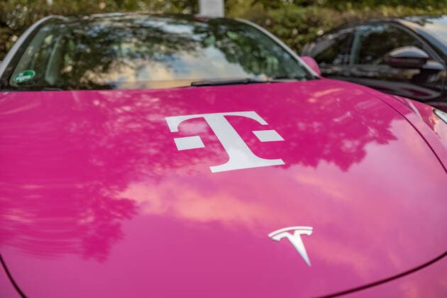 News Themen der Woche KW39 News Bilder des Tages Der Tesla Fuhrpark- Die neue Version des LED beleuchteten Logos der Deutsche Telekom AG auf dem Dach der Zentrale in Bonn. 02.10.2022 Bonn Gronau NRW Deutschland *** The Tesla fleet The new version of the LED illuminated logo of Deutsche Telekom AG on the roof of the headquarters in Bonn 02 10 2022 Bonn Gronau NRW Germany