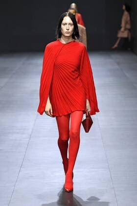 Entertainment Themen der Woche KW39 Entertainment Bilder des Tages (221003) -- PARIS, Oct. 3, 2022 -- A model presents a creation from the Spring Summer 2023 Ready-to-Wear collection of Valentino during the Paris Fashion Week, in Paris, France, on Oct. 2, 2022. (Photo by Xinhua) FRANCE-PARIS-FASHION WEEK PieroxBiasion 
