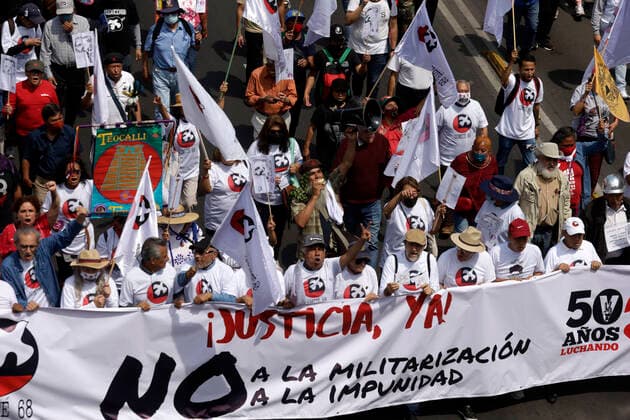 Bilder des Jahres 2022, News 10 Oktober News Themen der Woche KW39 News Bilder des Tages Commemoration Of The 54 years of the Tlatelolco massacre October 2, 2022, Mexico City, Mexico: Thousands of students, citizens and activists take part during the march for the 54th anniversary of the massacre of students and civilians in the Plaza de las Tres Culturas in 1968 in Tlatelolco in Mexico City. on October 2, 2022 in Mexico City, Mexico. (Photo by Luis Barron Eyepix Group). Copyright: xLuisxBarronx xEyepixxGroupx LB_02102022_77992