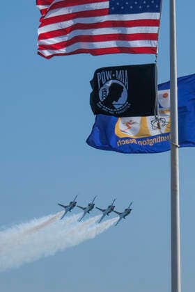 News Themen der Woche KW39 News Bilder des Tages October 2, 2022, Huntington Beach, California, USA: Pacific Airshow takes place on the beach on Sunday, Oct. 2, 2022 in Huntington Beach, California. Huntington Beach USA - ZUMAc68_ 20221002_zaf_c68_005 Copyright: xRingoxChiux