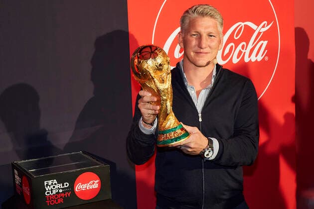 Bilder des Jahres 2022, Entertainment 10 Oktober Entertainment Themen der Woche KW39 Entertainment Bilder des Tages FIFA World Cupâ ¢ Trophy Tour by COCA-COLA Bastian Schweinsteiger bei der FIFA World Cupâ ¢ Trophy Tour by COCA-COLA in Berlin *** FIFA World Cupâ ¢ Trophy Tour by COCA COLA Bastian Schweinsteiger at the FIFA World Cupâ ¢ Trophy Tour by COCA COLA in Berlin Copyright: xEventpressxRadkex