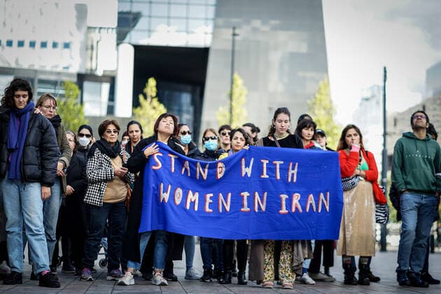 News Themen der Woche KW39 News Bilder des Tages Feminist Protest For Women In Iran: Woman Life Freedom Protesters in solidarity with women in Iran at station square in Rotterdam, Netherlands, on October 2, 2022. A feminist solidarity protest in Rotterdam was attended by almost 200 people. The demonstration was part of an international movement under the title: Woman Life Freedom. Rotterdam Netherlands  Copyright: xOscarxBrakx originalFilename: brak-notitle221002_npWgc.jpg