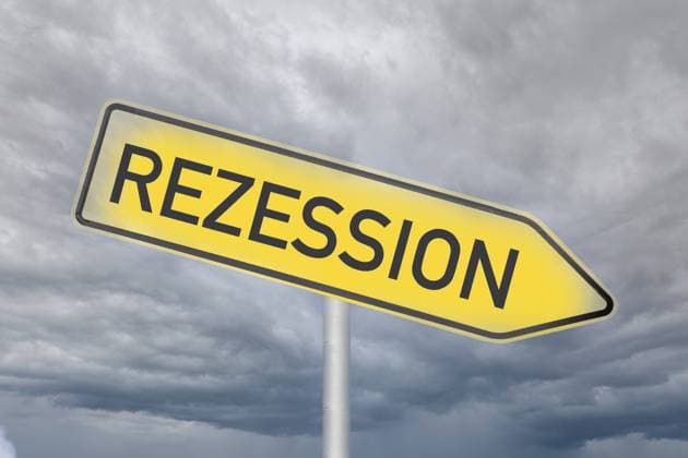 Symbolbild Rezession: Vor einem düsteren Himmel ist ein Richtungspfeil auf dem das Wort Rezession geschrieben steht *** Symbol image recession Against a gloomy sky is a directional arrow on which is written the word recession Copyright: xx