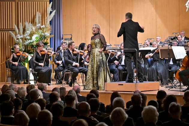 02.10.2022, Internationales Klassikfestival Festival der Nationen 2022 im Kurhaus Bad Wörishofen im Unterallgäu, Abschlussgala - Arienabend mit Elina Garanca (Lettland), Mezzosopran. Karel Mark Chichon, Dirigent des Janacek Philharmonic Orchestra. 02.10.2022, Klassikfestival Bad Wörishofen 02.10.2022, Klassikfestival Bad Wörishofen