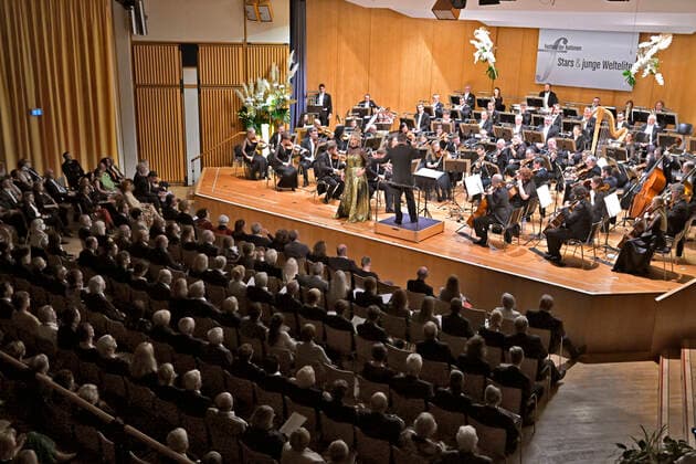 02.10.2022, Internationales Klassikfestival Festival der Nationen 2022 im Kurhaus Bad Wörishofen im Unterallgäu, Abschlussgala - Arienabend mit Elina Garanca (Lettland), Mezzosopran. Karel Mark Chichon, Dirigent des Janacek Philharmonic Orchestra. 02.10.2022, Klassikfestival Bad Wörishofen 02.10.2022, Klassikfestival Bad Wörishofen