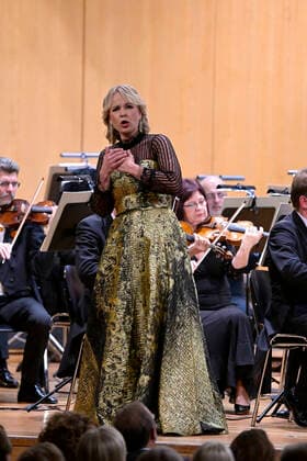 02.10.2022, Internationales Klassikfestival Festival der Nationen 2022 im Kurhaus Bad Wörishofen im Unterallgäu, Abschlussgala - Arienabend mit Elina Garanca (Lettland), Mezzosopran. Karel Mark Chichon, Dirigent des Janacek Philharmonic Orchestra. 02.10.2022, Klassikfestival Bad Wörishofen 02.10.2022, Klassikfestival Bad Wörishofen