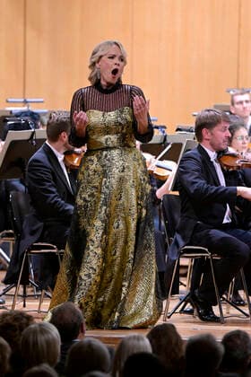 02.10.2022, Internationales Klassikfestival Festival der Nationen 2022 im Kurhaus Bad Wörishofen im Unterallgäu, Abschlussgala - Arienabend mit Elina Garanca (Lettland), Mezzosopran. Karel Mark Chichon, Dirigent des Janacek Philharmonic Orchestra. 02.10.2022, Klassikfestival Bad Wörishofen 02.10.2022, Klassikfestival Bad Wörishofen