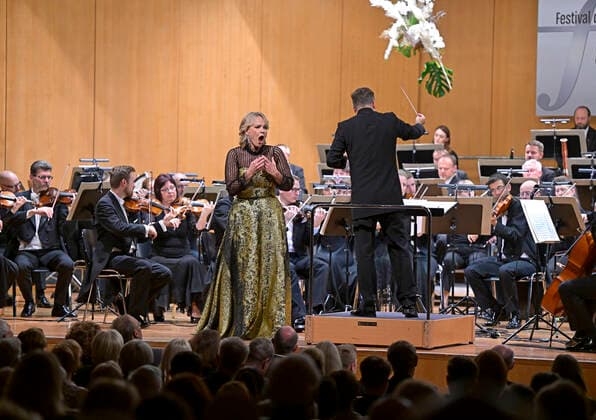 02.10.2022, Internationales Klassikfestival Festival der Nationen 2022 im Kurhaus Bad Wörishofen im Unterallgäu, Abschlussgala - Arienabend mit Elina Garanca (Lettland), Mezzosopran. Karel Mark Chichon, Dirigent des Janacek Philharmonic Orchestra. 02.10.2022, Klassikfestival Bad Wörishofen 02.10.2022, Klassikfestival Bad Wörishofen